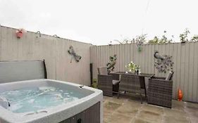 Beeches Bach, 1 Bedroom Cottage With Hot Tub