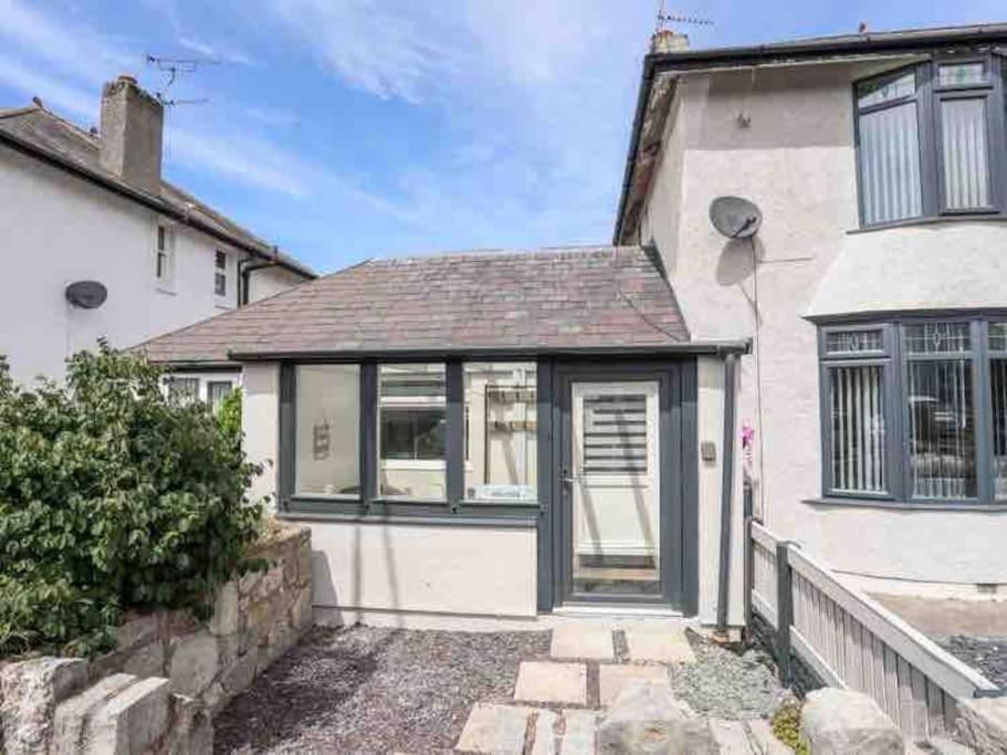 Beeches Bach, 1 Bedroom Cottage With Hot Tub Prestatyn Exterior photo