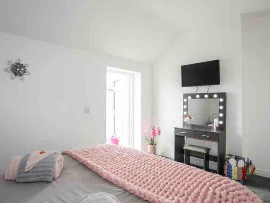 Beeches Bach, 1 Bedroom Cottage With Hot Tub Prestatyn Exterior photo