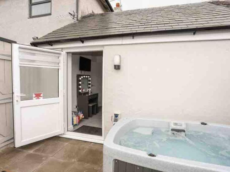 Beeches Bach, 1 Bedroom Cottage With Hot Tub Prestatyn Exterior photo