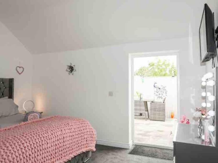 Beeches Bach, 1 Bedroom Cottage With Hot Tub Prestatyn Exterior photo